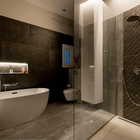 Grand Designer Dream In The Center W 3br/3bath Budapest