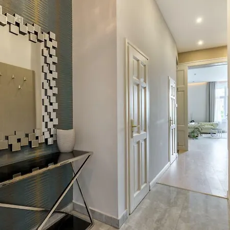 Grand Designer Dream In The Center W 3br/3bath Apartment *
