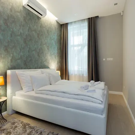 Grand Designer Dream In The Center W 3br/3bath * Budapest