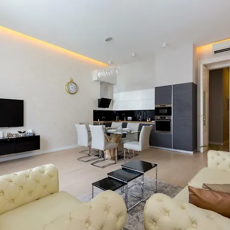 Grand Designer Dream In The Center W 3br/3bath