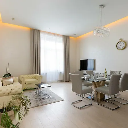 Grand Designer Dream In The Center W 3br/3bath Apartment