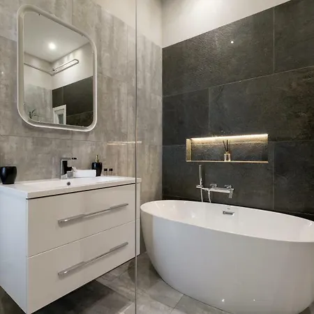 Grand Designer Dream In The Center W 3br/3bath Apartment *