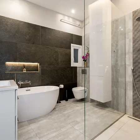 Grand Designer Dream In The Center W 3br/3bath Apartment *